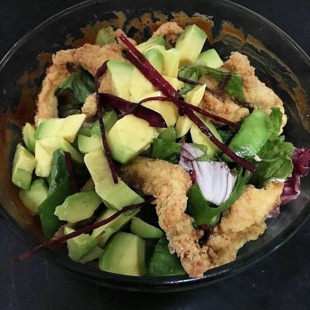 Ensalada de Pollo Crispy  <a href="/mokambocafe/">Mokambo</a> #ensalada #veggie #mezclumlechugas #hilosremolacha #remolacha #rabano #aguac…
