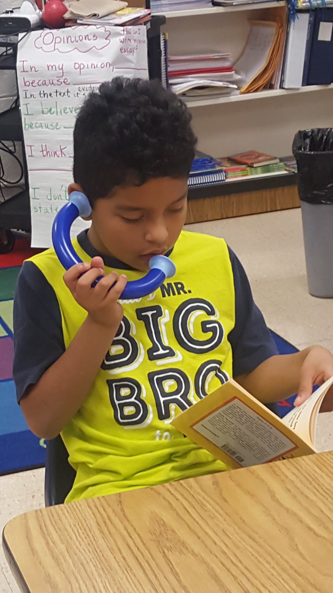 BilResource's tweet photo. 3rd grade focusing and working hard on our writing and fluency 
Niños del tercer grado enfocados trabajando duro en escritura y lectura https://t.co/jqPLMxMbpU