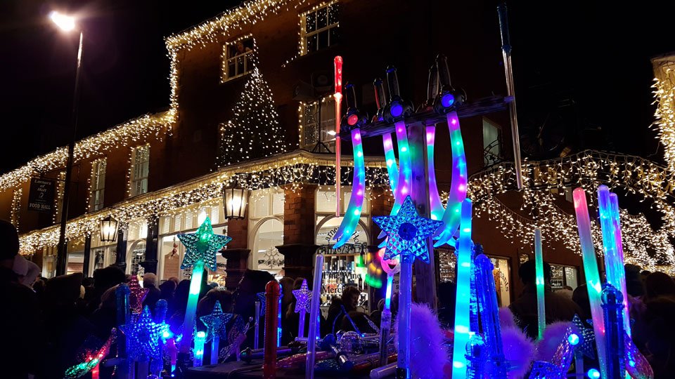 norfolknatter's tweet photo. Holt's Christmas Lights are on! Great night! @HoltLights @bakersofholt @ByfordsofHolt @MustardTV More photos at FB: https://t.co/qbAaN01OsJ https://t.co/MSEKDCaYjJ