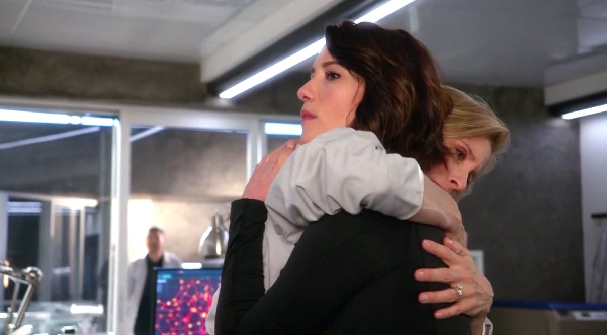 MezcolanzaNoti's tweet photo. La hermana de #SupergirlCW sale del closet con su mamá y ésta reacciona como debe de ser.  https://t.co/KQ0OAC4W7L https://t.co/uBCmrY19nE
