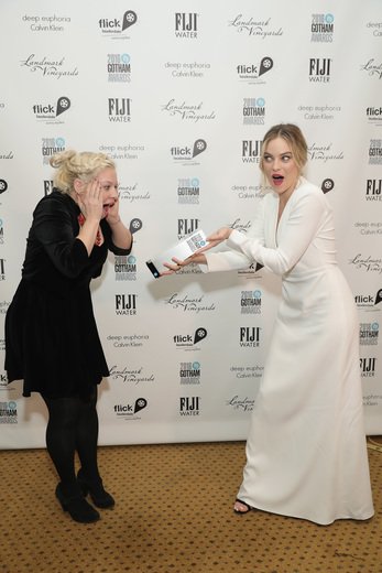 weare_thegotham's tweet photo. #IFPALUM @KinoRoxy receiving her #GothamAwards from @MargotRobbie this past Monday evening! Watch her speech here: https://t.co/997qb99Mrx https://t.co/cMHnnTmbDO
