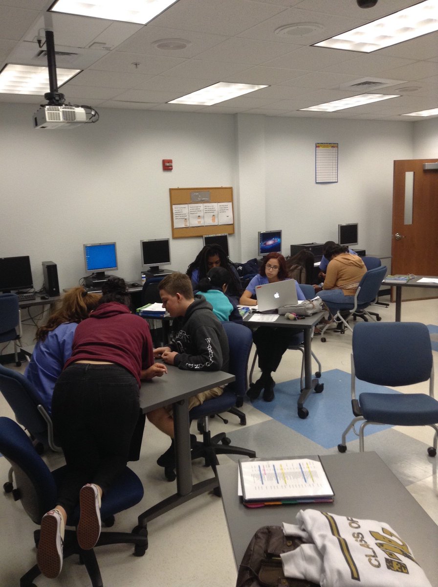 riverc3LWTC's tweet photo. Playing Quizlet live with pharmacy tech students @LWTechCollege @LWTHSMustangs @LWTCcolemama #ccpssuccess https://t.co/bUkhMNB9p7