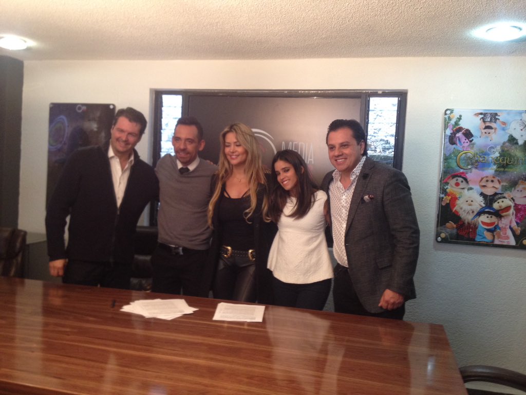 Norma_Enriquez1's tweet photo. Justo el momento de la firma en exclusiva  @HannaMusik #Bienvenida a @RoyalStone_M @Rene_Ortiz @danielaortis @SORRENTODESIREN 💿🎼🎤💿🎼🎤👏🏼👏🏼 https://t.co/AOgiJUYjkU