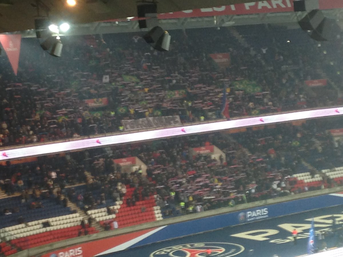 RomainCG75's tweet photo. Drapeaux Brésiliens chez les Ultras du #Psg pendant la minute de silence. #ForcaChapecoense #PSGSCO @TEAMPSGULTRA @Paristeamfr @10Ronaldinho https://t.co/d0HufZ1RzR