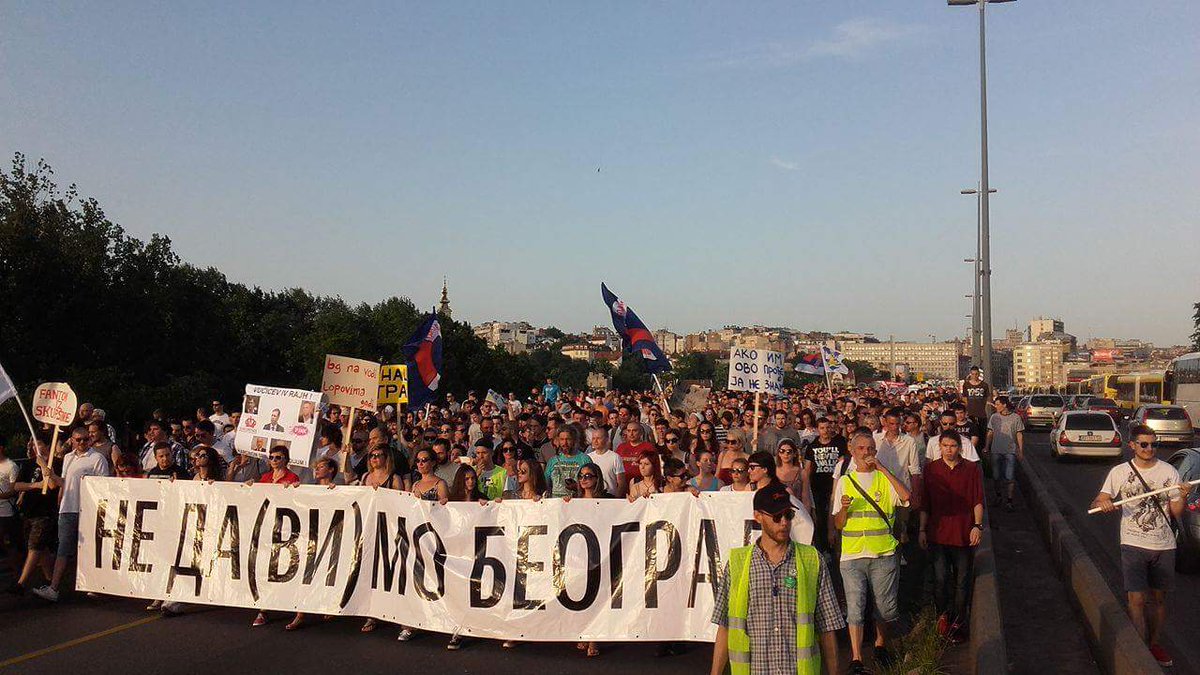KrstanStari's tweet photo. Pocni da brojis Martinovicu, cudno kako 50 ljudi zauzme citav Brankov most i Terazijski tunel! #NasGrad https://t.co/8oEtZAEjXC