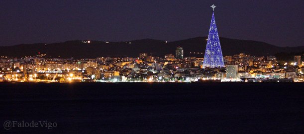 Falodevigo's tweet photo. Ya está instalado el árbol de Navidad en Porta do Sol. #Vigo #Navidad #ArbolDeNavidad https://t.co/mIwMjt3uCm