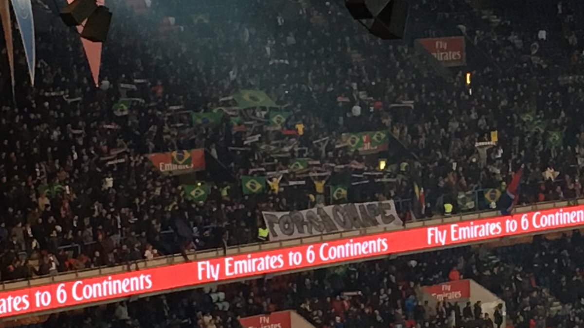 ActuFoot_'s tweet photo. Le monde du football rend hommage à Chapecoense 💚 https://t.co/b4jNNoxsCx