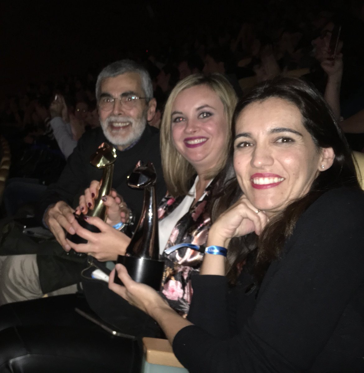 Felices con los tres gatitos para <a href="/Consum/">Consum</a> por #seamosmaspersonas y luz a las marcas, gracias @WeAddYou <a href="/AgenciaMaslow/">Agencia Maslow</a> #devalenciaalalluna