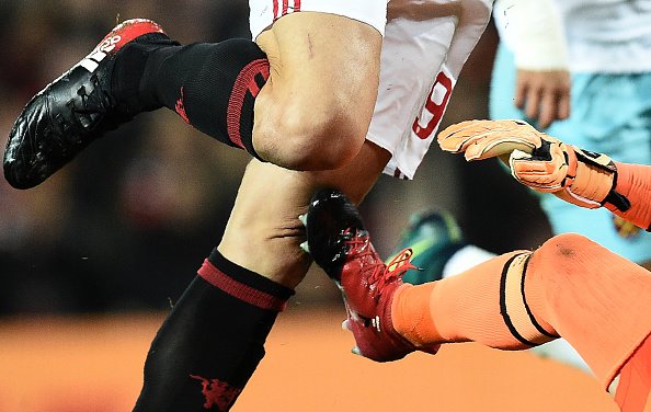 UllalIBT's tweet photo. Adrian's tackle on Zlatan Ibrahimovic was harsh. #MUFC #EFLCup https://t.co/gNfbOvs5fj