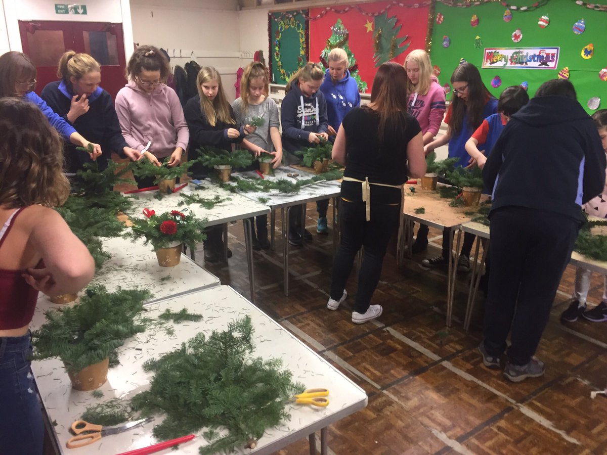 Festive Flower-craft with St Paul's Norden Girl Guides🎄Great Success well done girls🎄#Christmas #wreaths <a href="/nordenvillage/">Norden Village</a> @RochdaleOnline