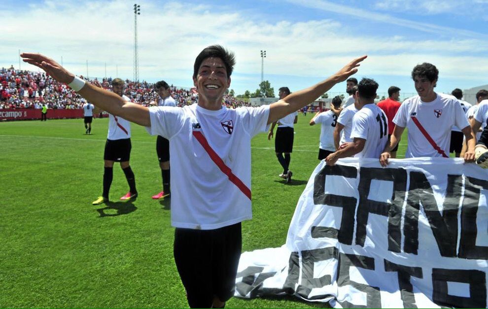 PabloPintinho's tweet photo. Tantos años de esfuerzo y sacrificio, recompensados en 10 minutos. ENHORABUENA, @Borjalasso el primer partido de muchos con tu #SevillaFC https://t.co/3mKjxgBBsG