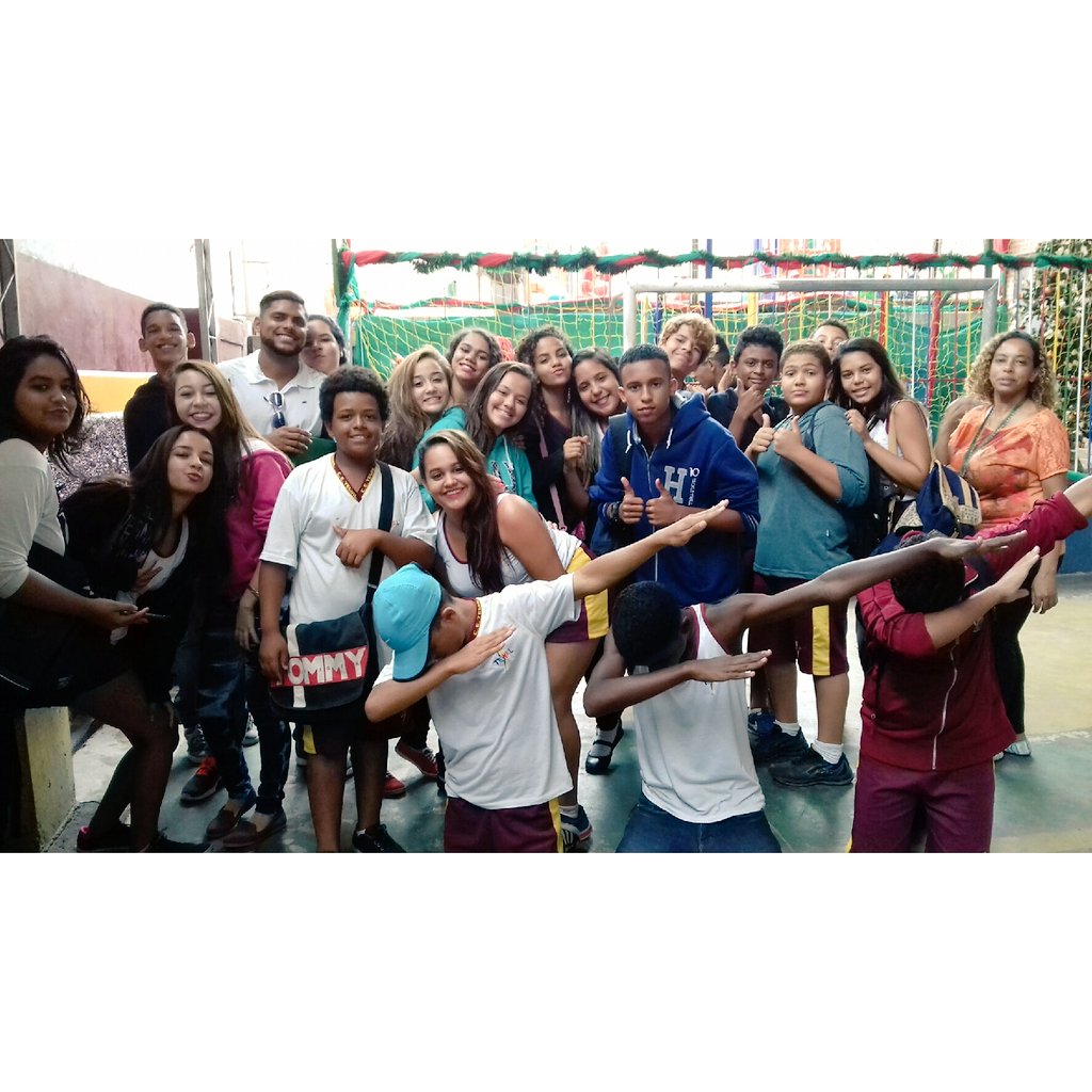 Ciumentaaa1's tweet photo. Pior turma da escola..😂😂😍😍 
eu vou sentir tanta falta de vocês, e gritar, rir, chorar etc.. Amo Vooooces😍😭😭👌 https://t.co/I4YWG2VkzT