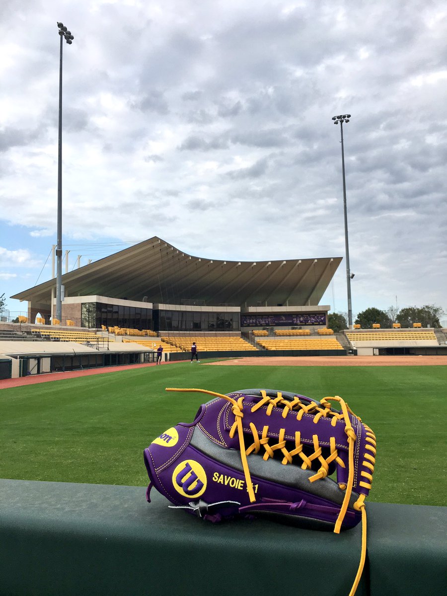 laynasavoie's tweet photo. It's a beautiful day in the capital city when you get your new glove 🐯💜 Thanks @wilsonballglove !#MadeForLSU https://t.co/31D5olCTMb