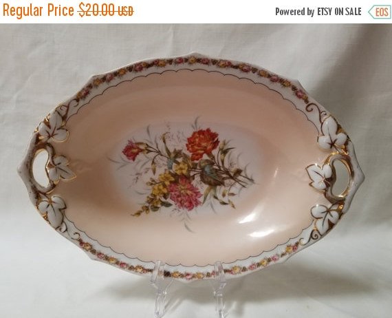 DigginThruTheAt's tweet photo. https://t.co/R0E9KF7UA1 German Handled Serving Bowl #wiseteam #German #servingbowl #handledbowl #handpainted #goldtrim https://t.co/NbHiRK0ZLW