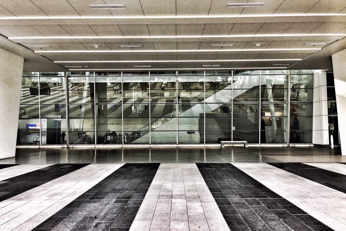 It's one of those #flytowork days #airports #adelaidemelbourneadelaide #iphoneography #urbanandstreetphotography #reflections #leadinglines