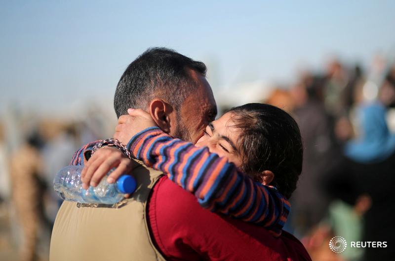 Marodriguez1971's tweet photo. Cuando escapas de DAESH y encuentras a tu hija en un campo de refugiados. Irak. Foto Mohammed Salem https://t.co/fikBzwbp1d