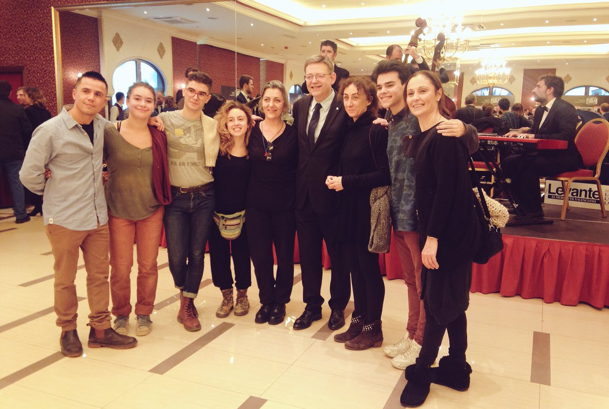 LevanteCostera's tweet photo. Los bailarines de @Cpdv1 con el president @ximopuig en el cóctel tras la gala de los #25anysdeComarca https://t.co/d6XEzrrWeF