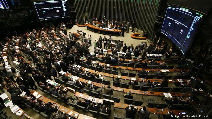 dw_brasil's tweet photo. Juristas repudiam nova versão de lei anticorrupção https://t.co/onlH5kl1Vy #PL4850 https://t.co/9fcVMKtfUL