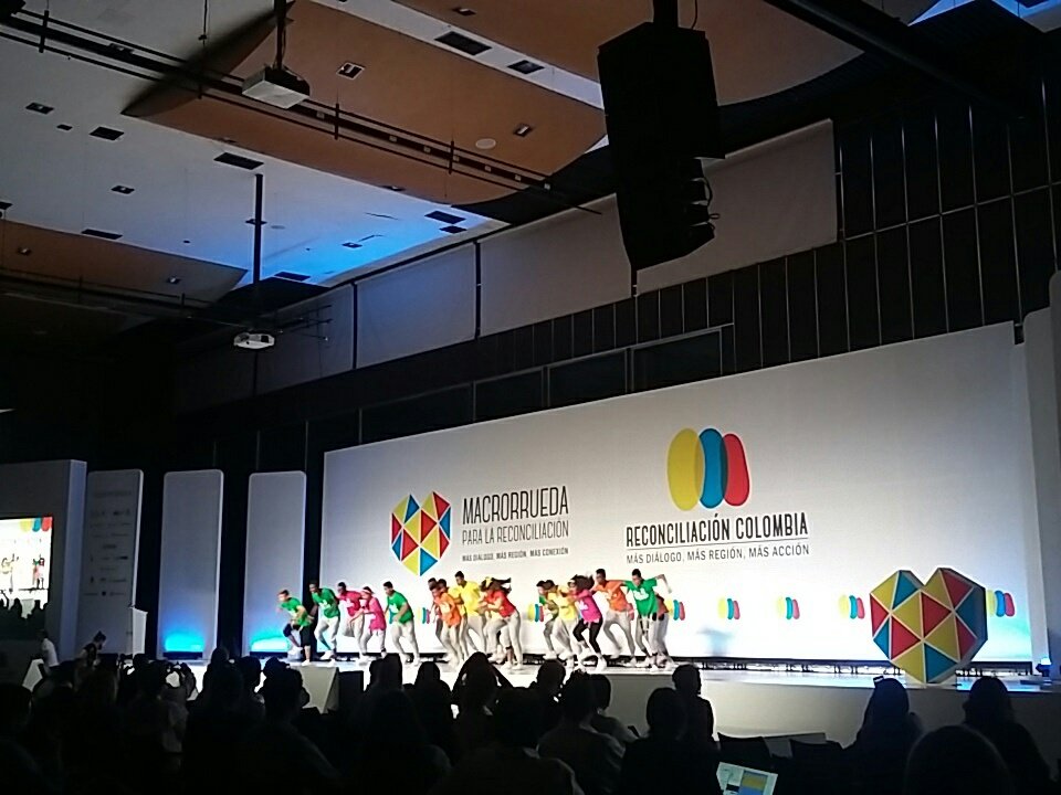 ASOMEVID1's tweet photo. Vive Bailando #MacroR #ColombiaSeReconcilia https://t.co/4ObMIJO2Qf