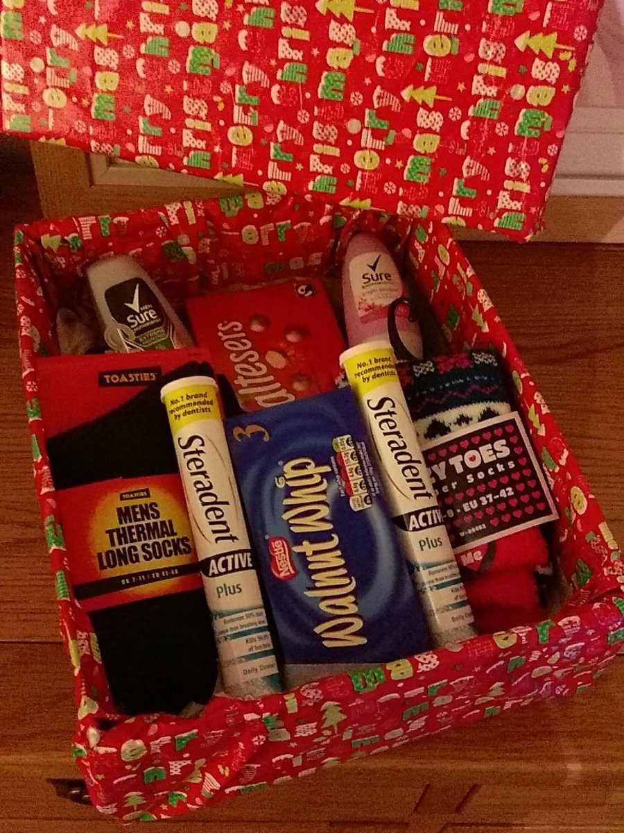 beckyb724's tweet photo. @AnnWilliams6 I've made shoe box with bits to add to your collection 🎁🎄 I shall drop it off in uni Friday #beautifulidea #shoebox #Christmas https://t.co/cvDqumhqhh