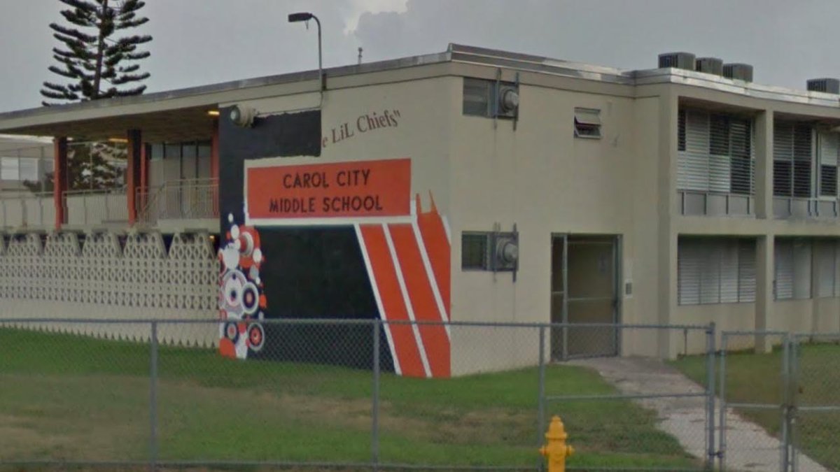 Teen girl arrested after bringing loaded gun to S. Fla. middle school bit.ly/2gHgvBp https://t.co/M7ojvyipvz