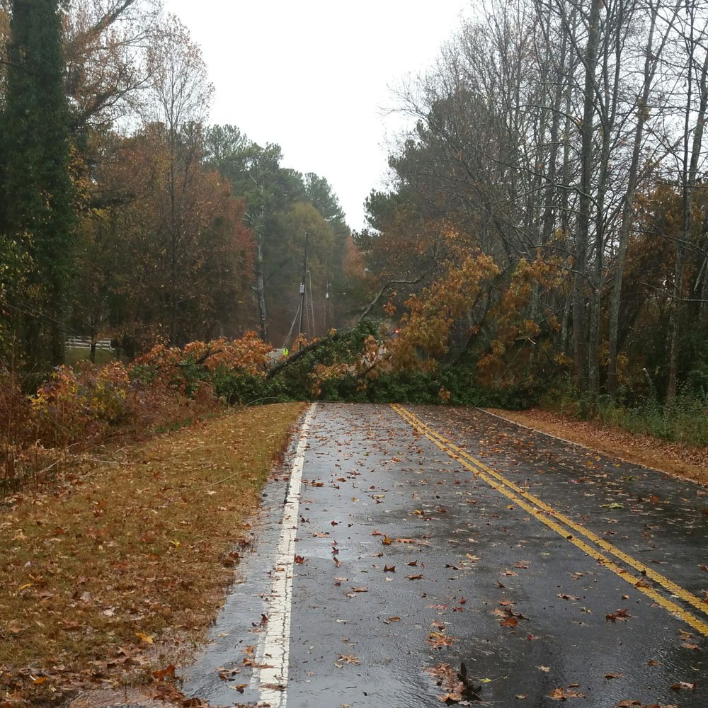 RoswellGAPolice's tweet photo. 4:15 PM: Crews report Chaffin Rd. in #RoswellGa will remain impassable b/t Hardscrabble &amp; Hembree due to downed tree until approx. 6:45 PM. https://t.co/Q9dgGGsVpZ