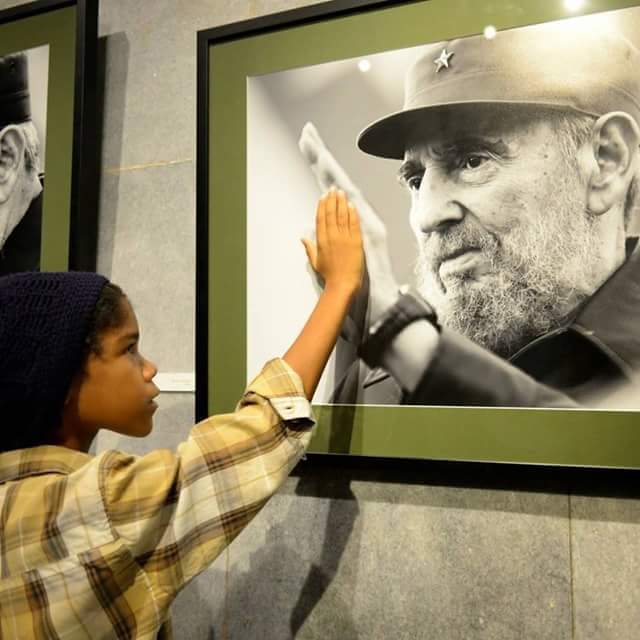 Esta foto es la que mejor expresa la relación de Fidel con su pueblo y la mejor metáfora de la Revolución.

#HastaSiempreComandante