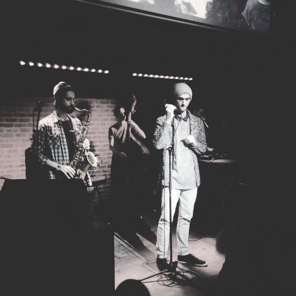 Simon_Hoareau's tweet photo. Place aux petits génies du Hip-Hop Jazz, #VSSVD au Café de la Presse. Avec @MarionPhilippe8 #hoostlive #releaseparty https://t.co/cCGj1xpcLl