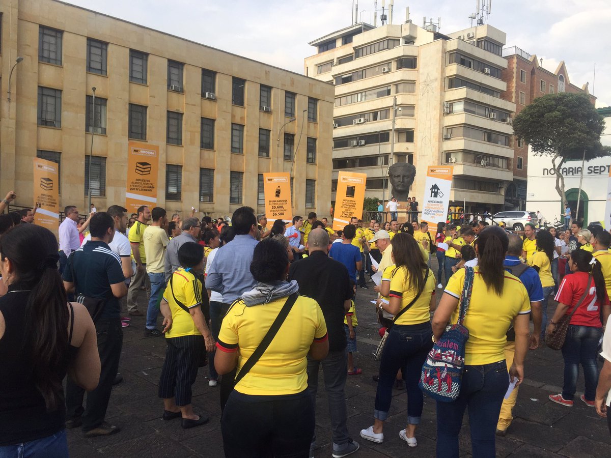 <a href="/Bucaramanga/">Bucaramanga</a> dice no a #ReformaTributaria Plantón demuestra inconformismo ciudadano @BluBucaramanga <a href="/LRobertoS/">Luís Roberto Schmalbach Cruz</a> <a href="/ArturoZambranoA/">Arturo Zambrano A.</a>