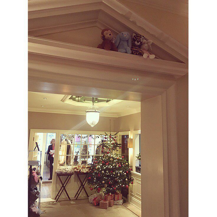 Harriet_Clare's tweet photo. secret Christmas hiding place in the lobby of @chewtonglen
#hotels #fivestar #relaischate… https://t.co/mDWteQtIg6 https://t.co/05dRJngwGh