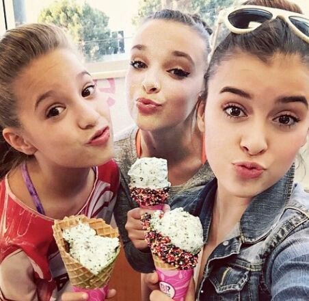 Just getting ice cream with my besties 😘😘