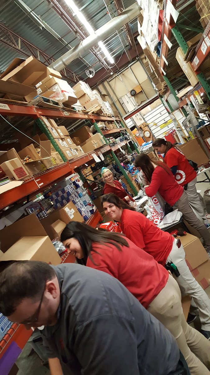 Maddog2898's tweet photo. Picked, packed and shipped! ✔️ SFS doesn't stop but either do we at T624 #AllHandsOnDeck #OneTeamOneDream #2Blessed2BeStressed https://t.co/A94blDXU9v