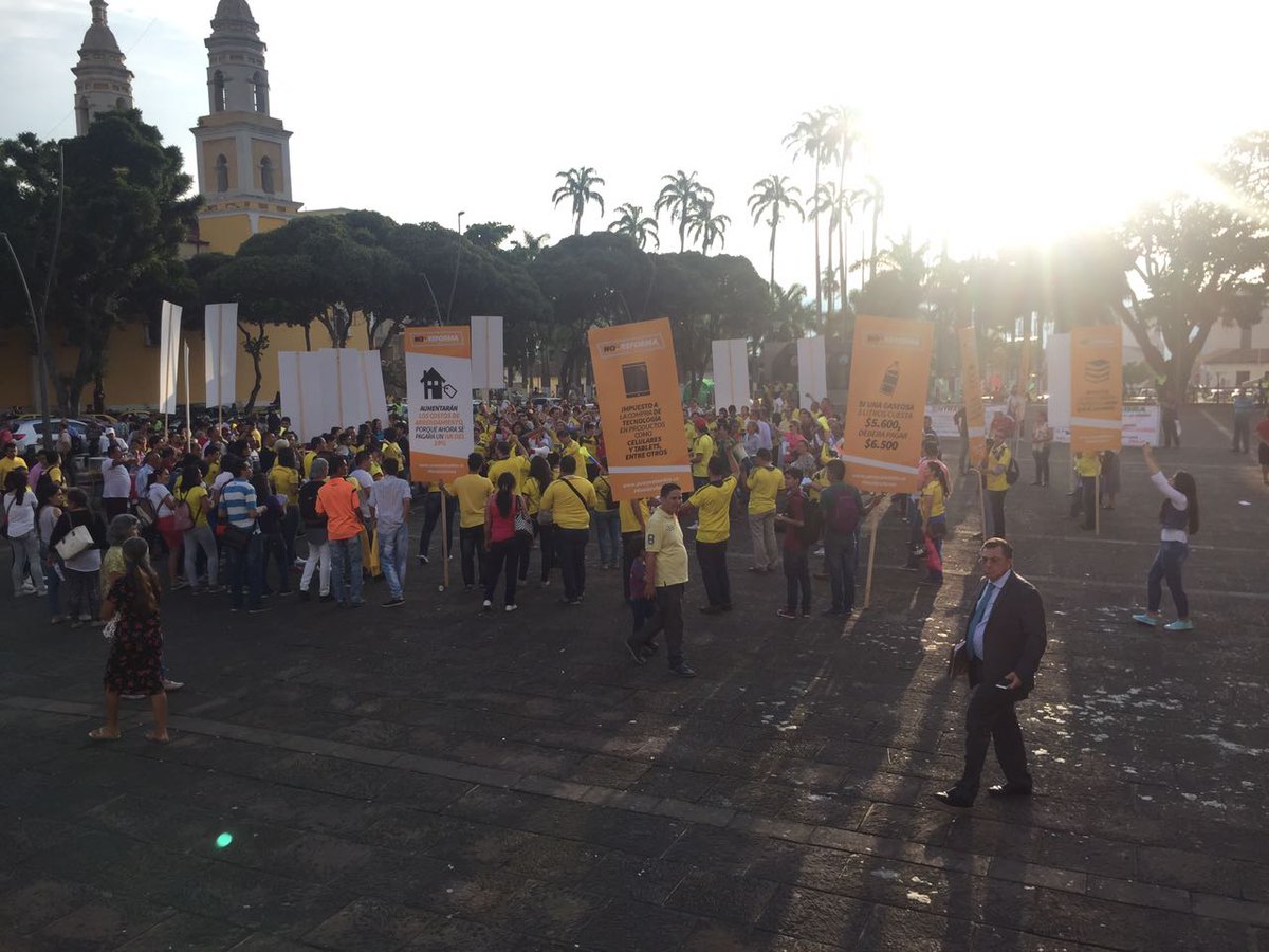 A la bio, a la bao, esta reforma es un tumbao, grita <a href="/Bucaramanga/">Bucaramanga</a> en contra de #ReformaTributaria <a href="/CeDemocratico/">Centro Democrático</a>