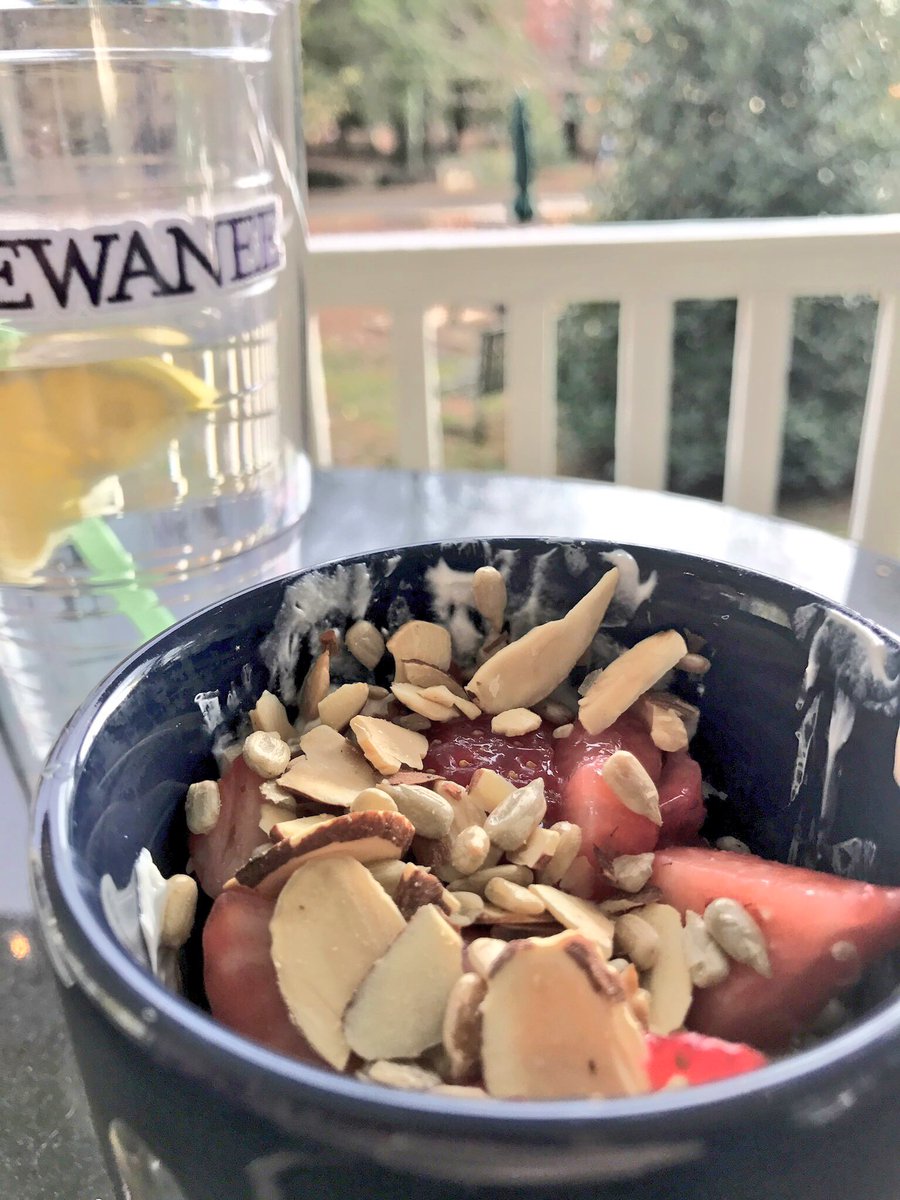a little pick-me-up for this cold and rainy afternoon 🍓🍴