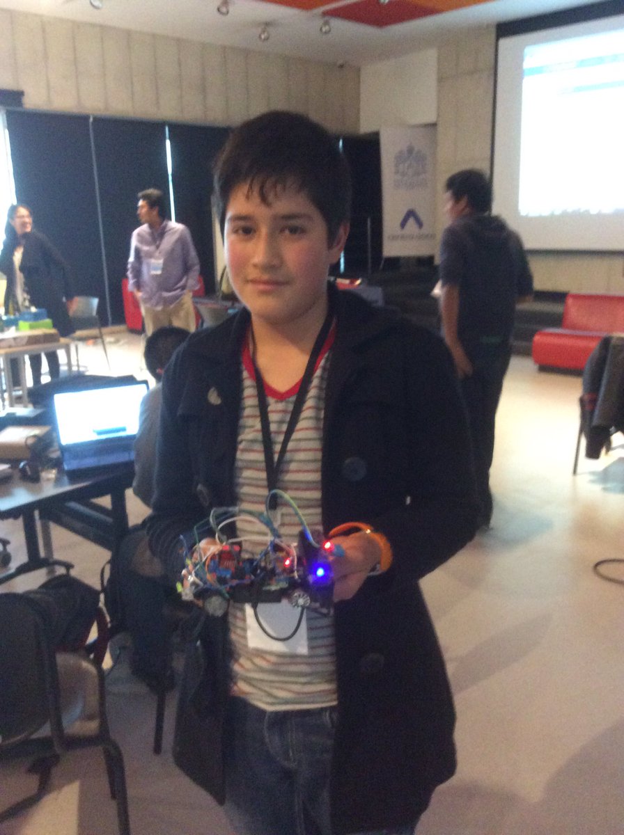 CEA_IoT's tweet photo. Presentando los proyectos que estos tres días trabajaron nuestros makerspro de #viveMakerco, grandes y chicos innovando con #IoT @CEA_IoT https://t.co/mpuEpk2ejb