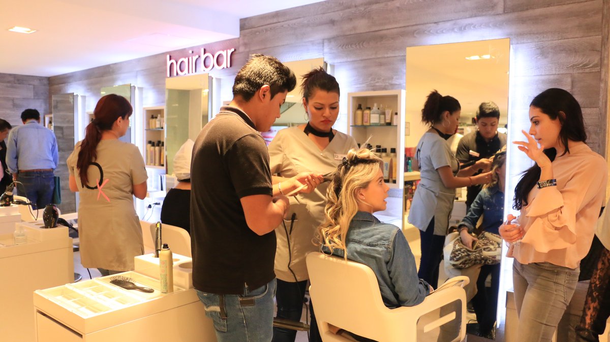 liverpoolmexico's tweet image. Estamos listos para inaugurar #BeautyExperience, ¡nuestras invitadas especiales cortarán el listón!