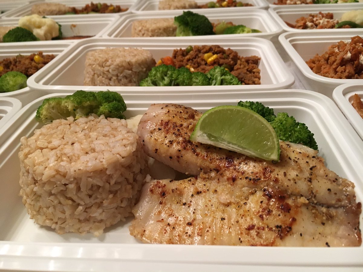 Yerrysito's tweet photo. Brown rice with Tilapia &amp; Brocolli for Dinner thanks to my amazing company @MiamiFitMeals ! Meal preps straight to your door! 786-326-5942 https://t.co/uiHQZ9CiNI