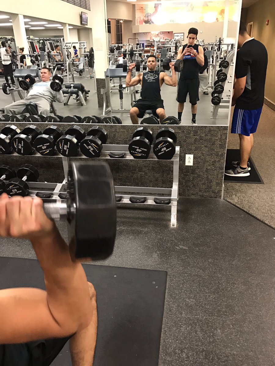 Goose3510's tweet photo. I swear Julian and I always match when we go to the gym subconsciously #soulmatestatus https://t.co/ZcqMi9uVhE