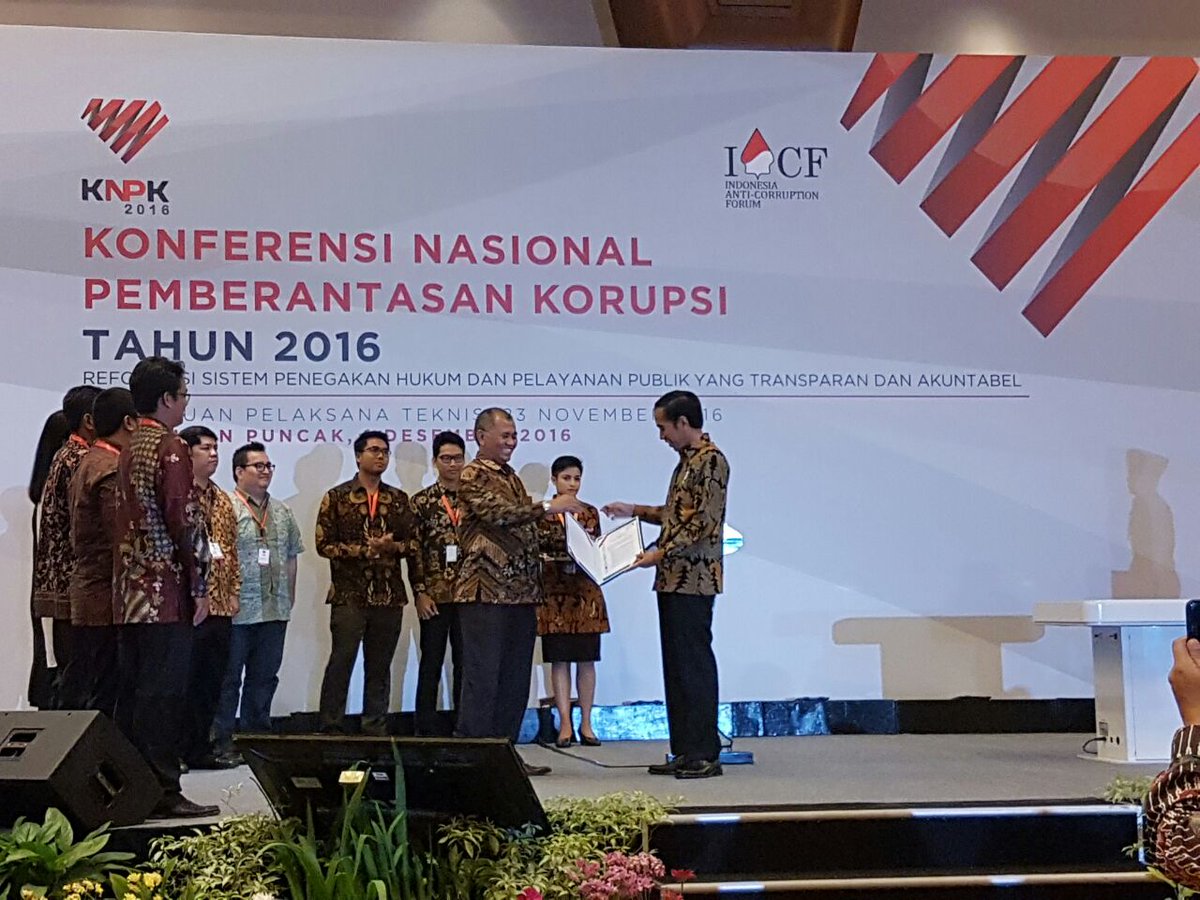 PWYP_Indonesia's tweet photo. Masyarakat Sipil sampaikan rekomendasi #IACF5 kepada Bapak Presiden @jokowi Mari kawal bersama! #BersamaLawanKorupsi https://t.co/OhRCVFJx93