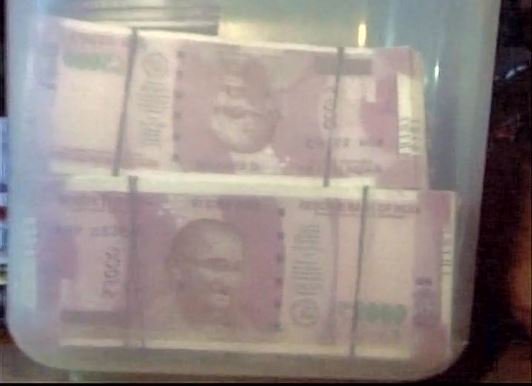 timesofindia's tweet photo. Three persons held with fake Rs 2000 notes worth Rs 42 lakh in Mohali, reports news agency ANI https://t.co/3HbONeP36F