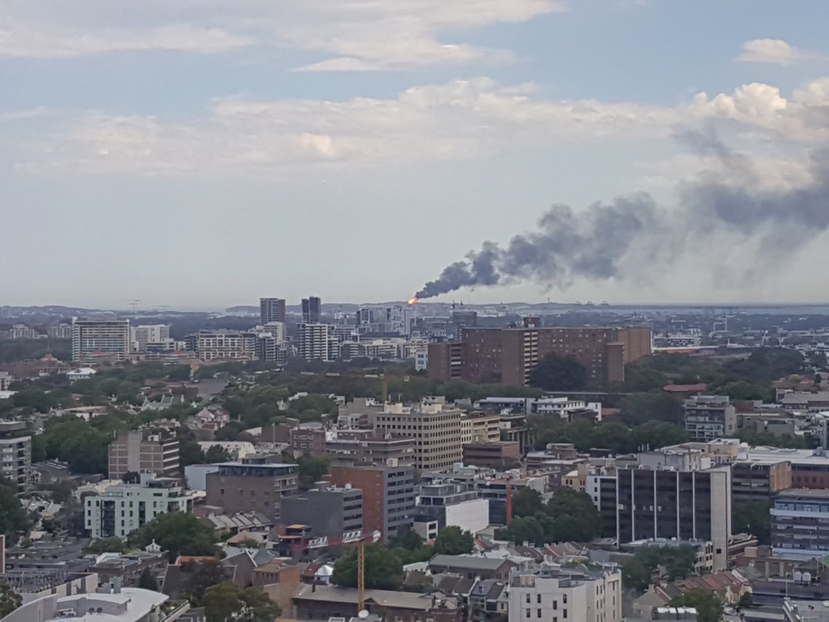 deanomezz's tweet photo. Huge fire. #sydneyfire https://t.co/YDBA1WDXPZ
