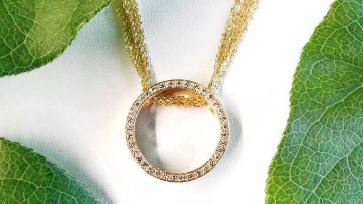 DiamondGallery2's tweet photo. Exquisite 18K #CanadianCrafted diamond necklace. View it in store ✨EXTENDED HOURS ✨M-F 10-5:30 ✨THUR until 7 ✨SAT 9-4 #ShopLocal https://t.co/enWArF1JK4