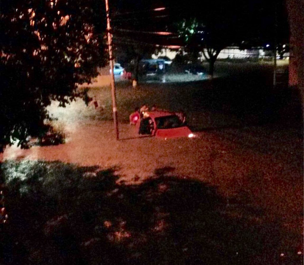 Ope_Legis_'s tweet photo. Vía @Yaya1960 URGENTE inundaciones en MBI Paseo El Limon @MARACAYACTIVA https://t.co/KiYMNfLIEm