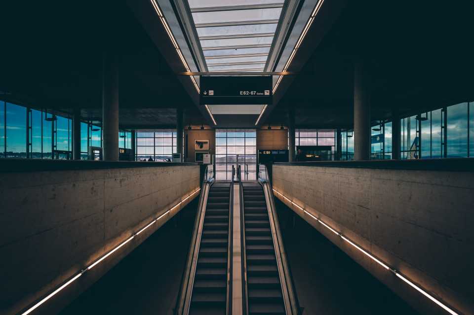 Insight_Igor's tweet photo. Want to get through the airport quickly? Don't wear tons of layers to avoid delays going through security. https://t.co/RQS3AhQ3he #TipTues https://t.co/FcrBNEABAH