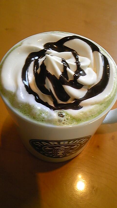 daisuki_starbuc's tweet photo. ＊スイーツ抹茶ティーラテ
①抹茶ティーラテを注文
②ミルクをブラベ（無料）
③パウダー多め（無料）
④チョコソース（無料）
⑤ホイップ（50円）

抹茶ティーラテの甘さはシロップなので
シロップ多めにしても甘ウマーになります♪ https://t.co/4cU2yKjaSV