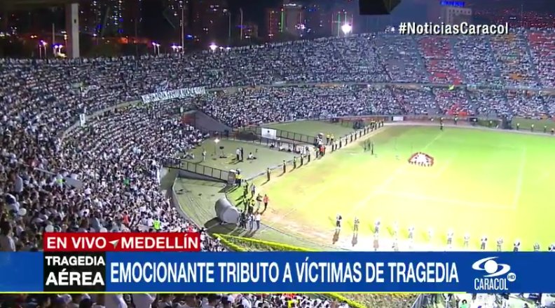 NoticiasCaracol's tweet photo. Fuerza familia, hinchada y pueblo #Chapecoense: es el grito de los hinchas del @nacionaloficial que rinden tributo en el Atanasio Girardot https://t.co/eySzsexyiu