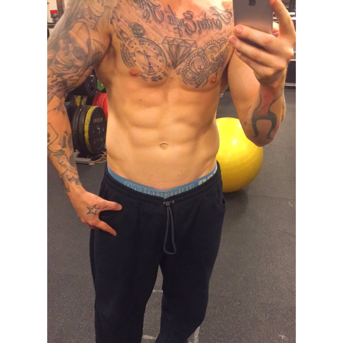 eriksson210's tweet photo. Chest and abs today💪 https://t.co/YN7PQ8ZeKM