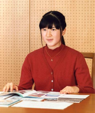 愛子さまの15歳の写真が公開されたけれど14歳のと比べてあまりに