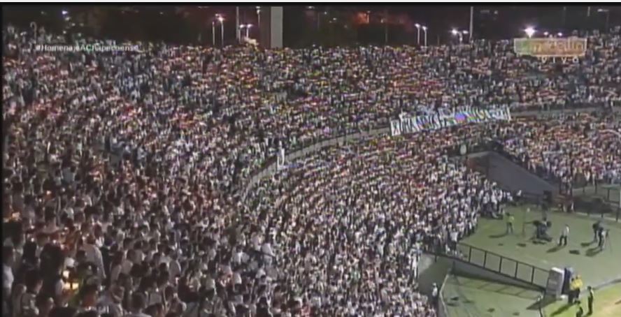 Miles de personas prenden velas en Medellín por las víctimas de <a href="/ChapecoenseReal/">Chapecoense</a>. Sigue la transmisión en ahoranoticias.cl