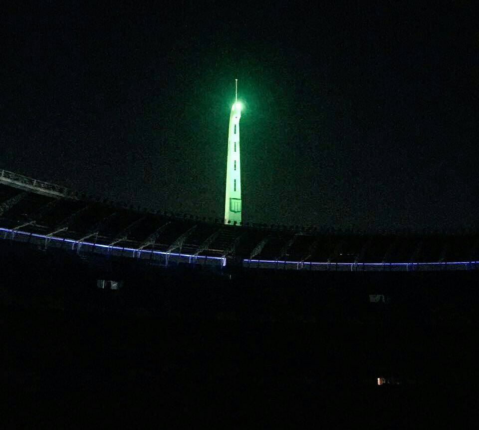 PlanetaRacing's tweet photo. #Racing
El Mástil del Cilindro, con los colores de #Chapecoense 

(Foto @DDHRacingClub) https://t.co/iQHBZ8XiBG